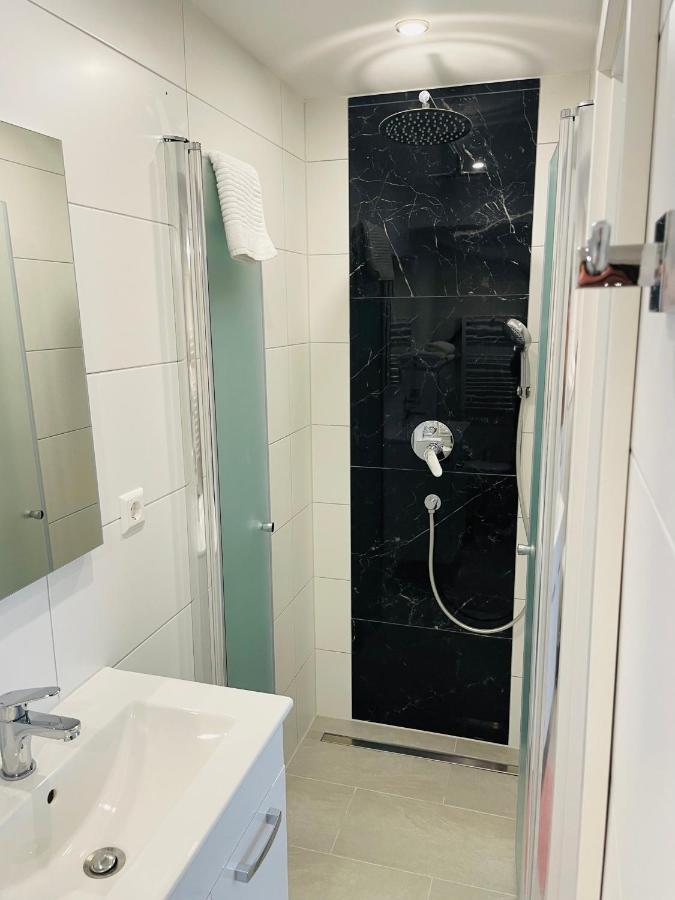 Prime Host Dream Apartment คาร์ลสรูเฮอ ภายนอก รูปภาพ