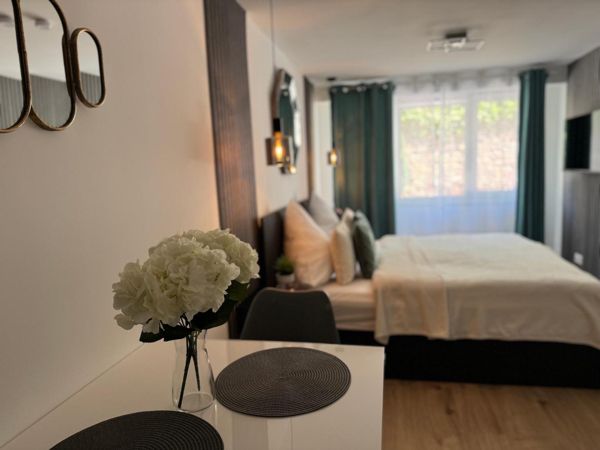 Prime Host Dream Apartment คาร์ลสรูเฮอ ภายนอก รูปภาพ